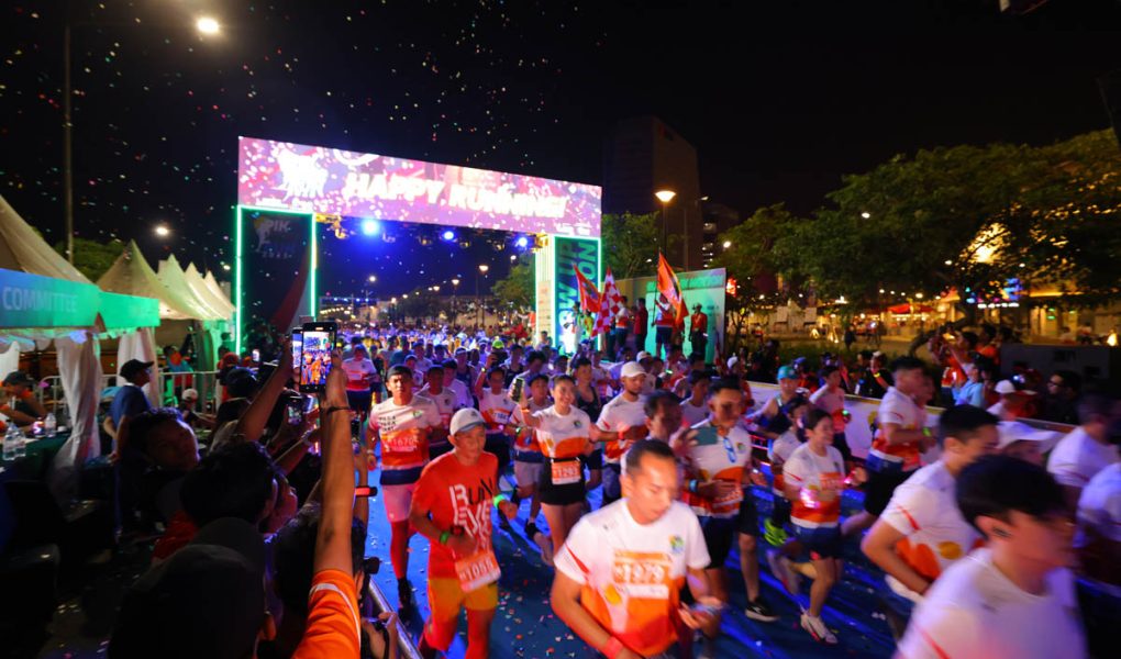Lari Malam 'Night Glow Run' di Jakarta: Tren Lari Urban yang Bikin Malam Makin Berkilau