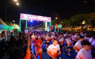 Lari Malam 'Night Glow Run' di Jakarta: Tren Lari Urban yang Bikin Malam Makin Berkilau
