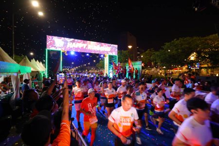 Lari Malam 'Night Glow Run' di Jakarta: Tren Lari Urban yang Bikin Malam Makin Berkilau