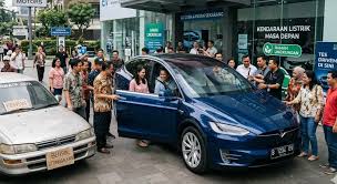 Kiamat Antrean Cas Mobil: Mengapa Warga Jakarta April 2026 Kini Berburu Mobil 'Solar-Skin' yang Bisa Mengisi Daya Sambil Parkir di Sudirman